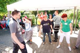 Tańce przed WTZ Modrzew podczas Dnia Godności Osób z Niepełnosprawnością Intelektualną 