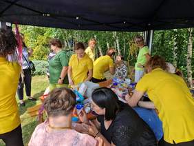 grupa uczestników, część w jaskrawych żółtych bluzkach