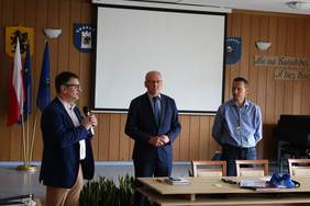 Pokaż zdjęcie: Wojciech Jaworowski Z-ca Burmistrza Kartuz, Marek Wysocki Centrum Projektowania Uniwersalnego Politechniki Gdańskiej oraz Mariusz Garski Kierownik działu Pomocy Osobom Niepełnosprawnym.