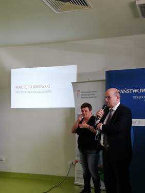 Pokaż zdjęcie: Przybyłych prelegentów oraz śledzących wydarzenie on-line przywitali organizatorzy - Maciej Glamowski Prezydent Miasta Grudziądza 