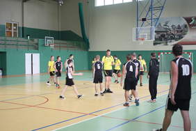 Pokaż zdjęcie: Zawodnicy wychodzą na boisko