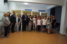 Pokaż zdjęcie: Pamiątkowe zdjęcie uczestników spotkania