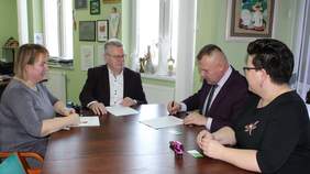 Pokaż zdjęcie: Podpisanie umowy