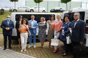 Pokaż zdjęcie: Dyrektor Anna Rąbel i Wicestarosta Tomasz Tesmer przekazali kluczyki Dyrektorom DPS-ów 