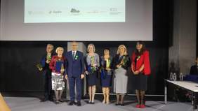 Pokaż zdjęcie: Przyznanie statuetek w kategorii funduszy szkoleniowych