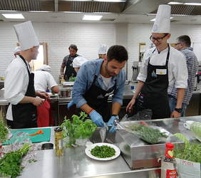 Pokaż zdjęcie: Przy pracy aktor Wojciech Sikora