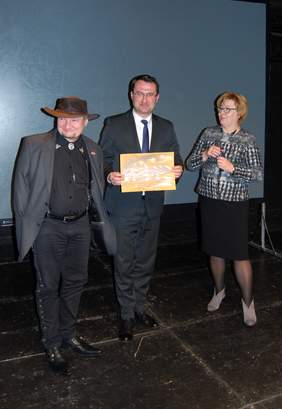 Pokaż zdjęcie: Przekazanie pracy Stanisława Kmiecika Wojciechowi Pałce – Staroście Powiatu Krakowskiego