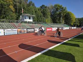 5 zawodników na bieżni podczas zawodów frame running