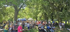 Pokaż zdjęcie: Zdjęcie w plenerze, osób bawiących się na pikniku.