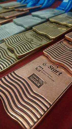 Pokaż zdjęcie: Po takie medale płynęli zawodnicy