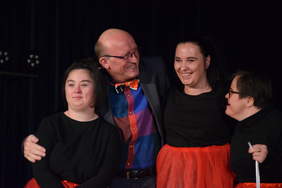 Artur Barciś z Uczestniczkami Festiwalu