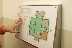 Pokaż zdjęcie: Ekspozycja w Muzeum Narodowym Rolnictwa i Przemysłu Rolno-Spożywczego w Szreniawie dla osób z wadą wzroku