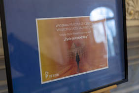 Pokaż zdjęcie: Grafika promująca wystawę prac plastycznych uczestników XXI edycji konkursu plastycznego „Sztuka Osób Niepełnosprawnych”