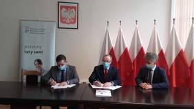 Pokaż zdjęcie: PFRON - podpisanie umów, wójt gminy Bałtów, p. Hubert Żądło