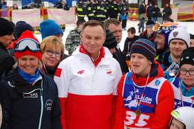 Pokaż zdjęcie: Pamiątkowe zdjęcia z Prezydentem podczas VI Mamoriału Marii Kaczyńskiej