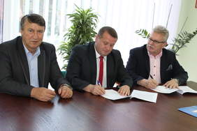 Pokaż zdjęcie: Podpisanie umowy