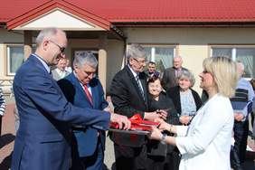 Pokaż zdjęcie: uroczyste przekazanie autobusu placówce 