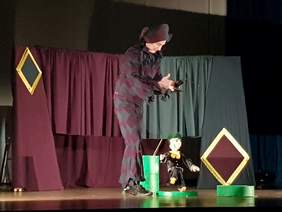 aktor, lalkarz występuje z marionetką