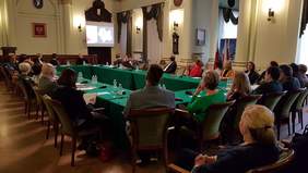 Pokaż zdjęcie: Prelekcja dyrektor Marty Mordarskiej podczas posiedzenie Komisji Zdrowia i Polityki Społecznej Rady Miasta Nowego Sącza