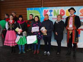 Pokaż zdjęcie: Dyrektor Marta Mordarska wręczyła nagrodę Grand Prix podczas finału konkursu plastycznego