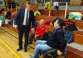 Pokaż zdjęcie: Senator Słoń rozmawia z Andrzejem Janowskim prezesem Fundacji BeActive