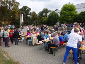 Pokaż zdjęcie: Uczestnicy podczas pikniku mogli skorzystać z przygotowanego bufetu