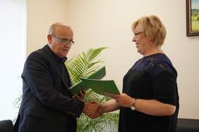 Pokaż zdjęcie: Wójt Gminy Podegrodzie Stanisław Banach oraz Marta Mordarska, Dyrektor Małopolskiego Oddziału PFRON