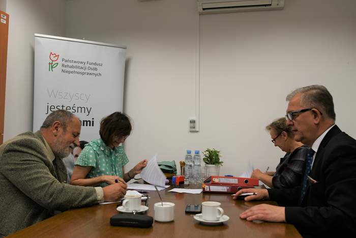 Pokaż zdjęcie: Podpisanie umów