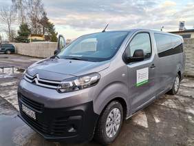 Pokaż zdjęcie: Kupiony samochód z naklejkami na drzwiach o dofinansowaniu z PFRON