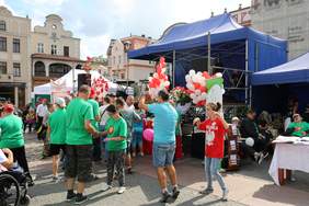 Pokaż zdjęcie: Festyn Przyjaźni „Tacy Sami” w Tczewie - tańczący uczestnicy festynu pod sceną