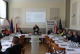 Pokaż zdjęcie: Powitanie gości przez Starostę Malborskiego Mirosława Czaplę