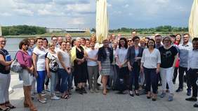 Pokaż zdjęcie: Pamiątkowe zdjęcie uczestników konferencji w Poznaniu dotyczącej realizacji programu „Aktywny Samorząd”