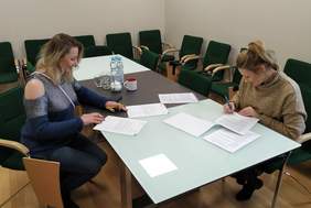 Pokaż zdjęcie: Podpisanie umowy z Reginą Mynarską – ekspertem ds. dostępności (Fundacja Siódmy Zmysł) 