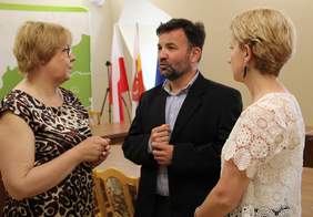 Pokaż zdjęcie: Marta Mordarska, dyrektor Małopolskiego Oddziału PFRON oraz Rafał Ślusarczyk, dyrektor Wspólnoty Fundacji L'Arche