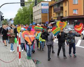 Pokaż zdjęcie: Dzieci niosą kolorowe tablice z hasłami marszu