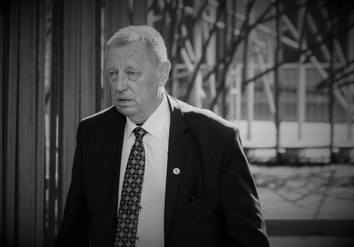 Pokaż zdjęcie: Czarno-białe zdjęcie zmarłego profesora Jana Szyszki