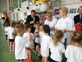 Pokaż zdjęcie: Wręczenie pamiątkowych medali i upominków dla uczestników X Integracyjnego Turnieju Gier i Zabaw dla najmłodszych „Szybciej, razem, dalej”