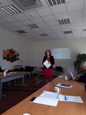 Pokaż zdjęcie: Prelegentka podczas wykładu, w tle widoczny jest slajd prezentacji