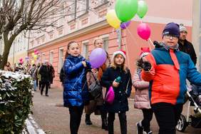 Pokaż zdjęcie: Dzieci i Młodzież ubrana na kolorowo i z kolorowymi balonikami spacerują ulicą w Słubicach