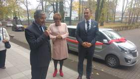 Pokaż zdjęcie: W środku Dyrektor OPS Danuta Piątek, z prawej strony Prezydent Miasta Świętochłoiwce Dawid Kostempski oraz z lewej Dyrektor Oddziału Śląskiego PFRON Jan Wroński