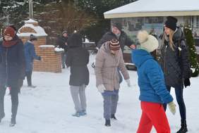 Pokaż zdjęcie: Uczestnicy WTZ podczas zabaw na śniegu,fot.WTZ Janowica