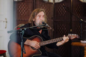 Jerzy Stachura (junior) z gitarą podczas występu