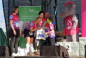 Pokaż zdjęcie: Wręczenie nagród biegaczom chorym na mukowiscydozę