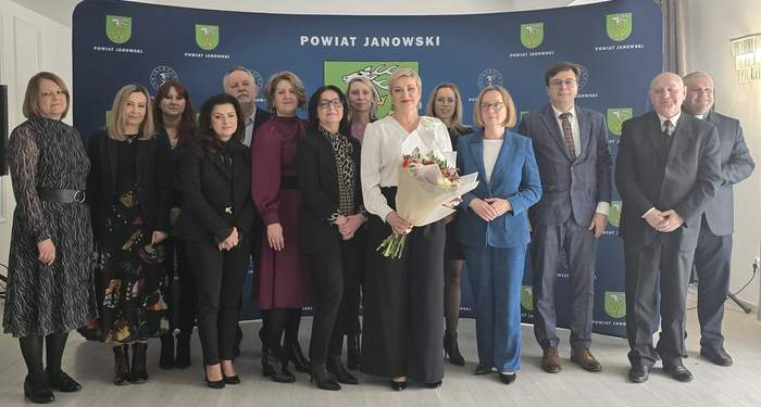 Pokaż zdjęcie: Pamiątkowa fotografia grupy osób stojących w dwóch rzędach.