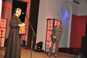 Pokaż zdjęcie: Życzenia z okazji 25-lecia Centrum Rehabilitacji im. Biskupa Jana Chrapka składa na ręce Prezes Centrum siostra patrona