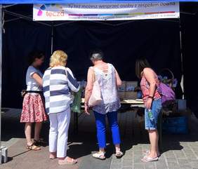 Pokaż zdjęcie: Stoisko Stowarzyszenia "Tęcza"