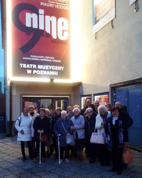 Pokaż zdjęcie: Uczestnicy Gostyńskiego Koła Polskiego Związku Niewidomych przed Teatrem Muzycznym w Poznaniu