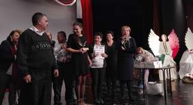 Pokaż zdjęcie: Marta Mordarska - dyrektor Małopolskiego Oddziału PFRON oraz Laureatom z ŚDS Żegocina 