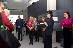 Pokaż zdjęcie: Oprowadzanie uczestników konferencji „Dostępność - Aktywność - Niezależność” po Muzeum Pierwszych Piastów na Lednicy