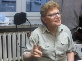 Pokaż zdjęcie: Krzysztof Cwynar udziela wskazówek i wspiera uczestników w intensywnych ćwiczeniach wokalnych